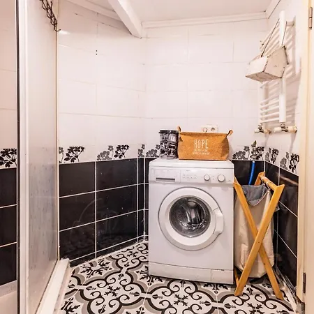 Stylish And Cozy In Beyoglu شقة *